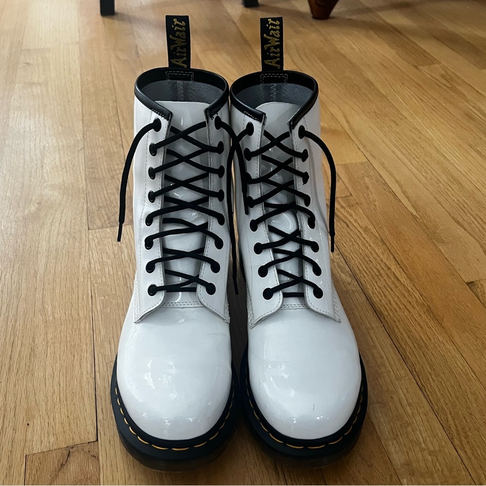 Dr. MARTENS 1460 WOMEN'S PATENT LEATHER LACE UP BOOTS